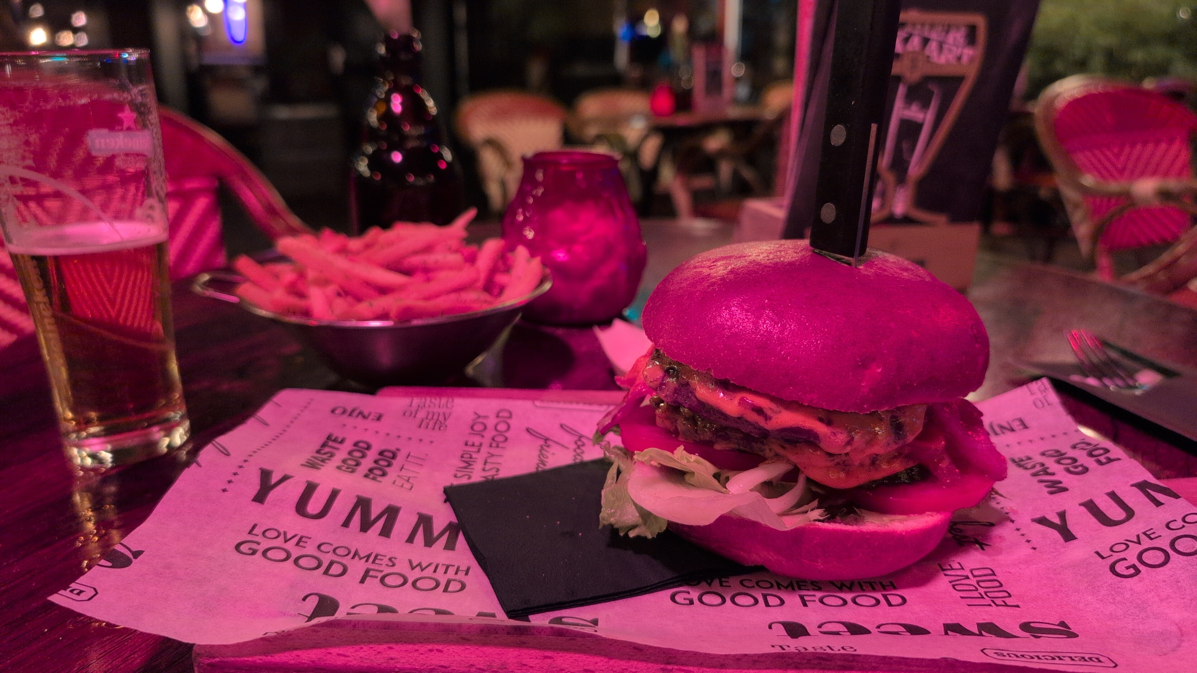 Eet een burger in een andere stad foto 1