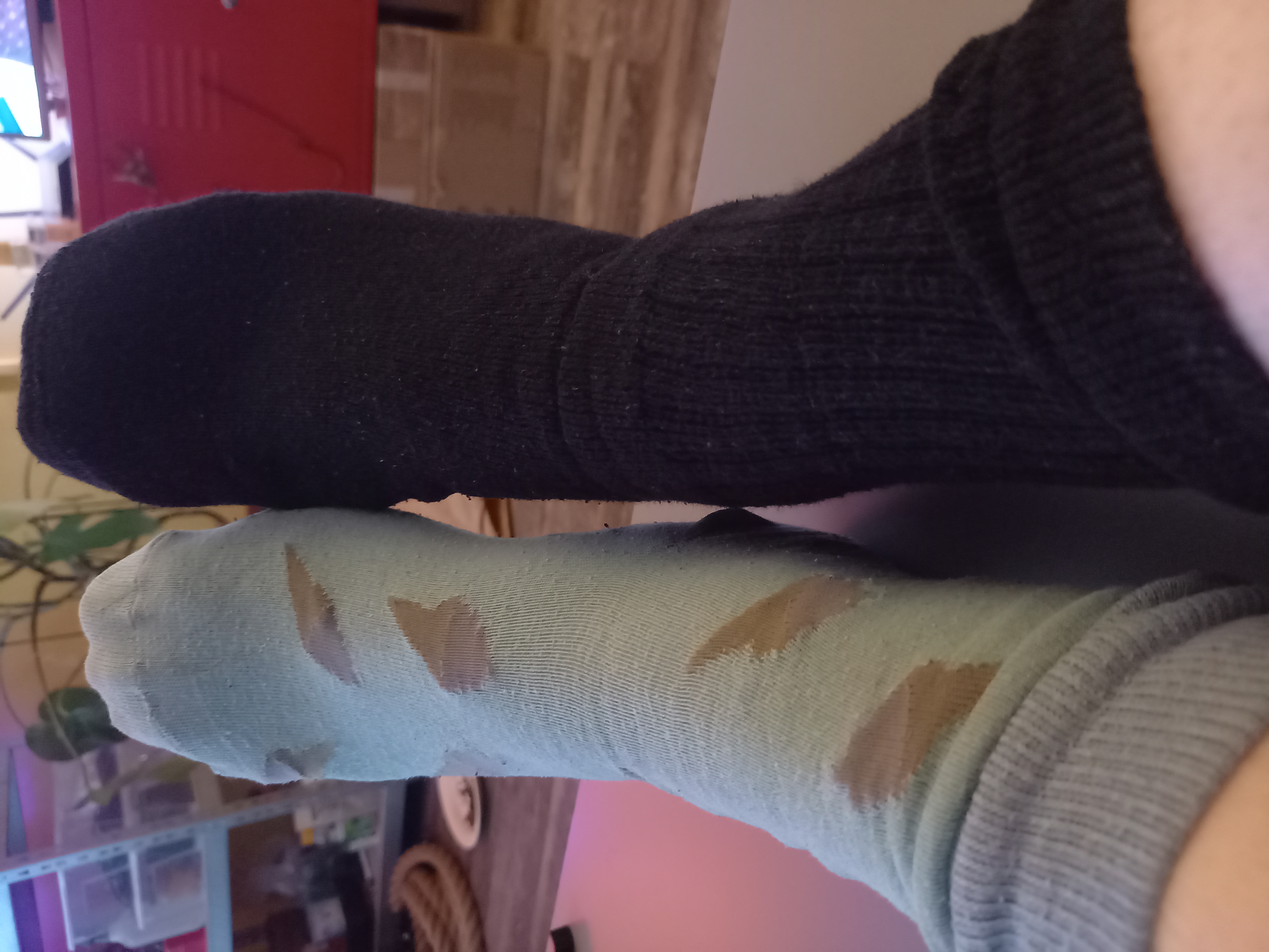Ga naar buiten met verschillende kleuren sokken foto 1